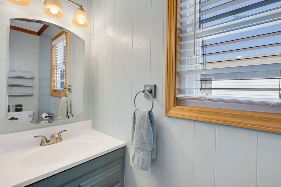 🚿 Bright full bathroom with shower and toilet.