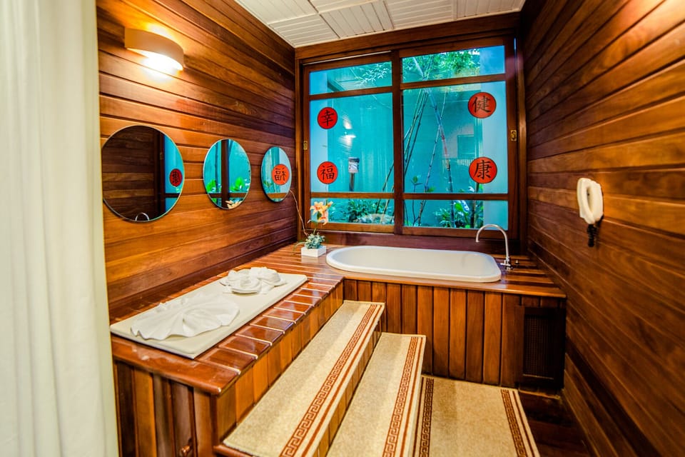 Couples treatment rooms, sauna, hot tub, steam room, hot springs