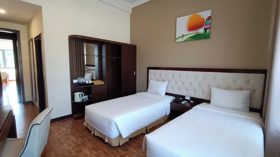 Superior Twin Room | Minibar, in-room safe, desk, laptop workspace