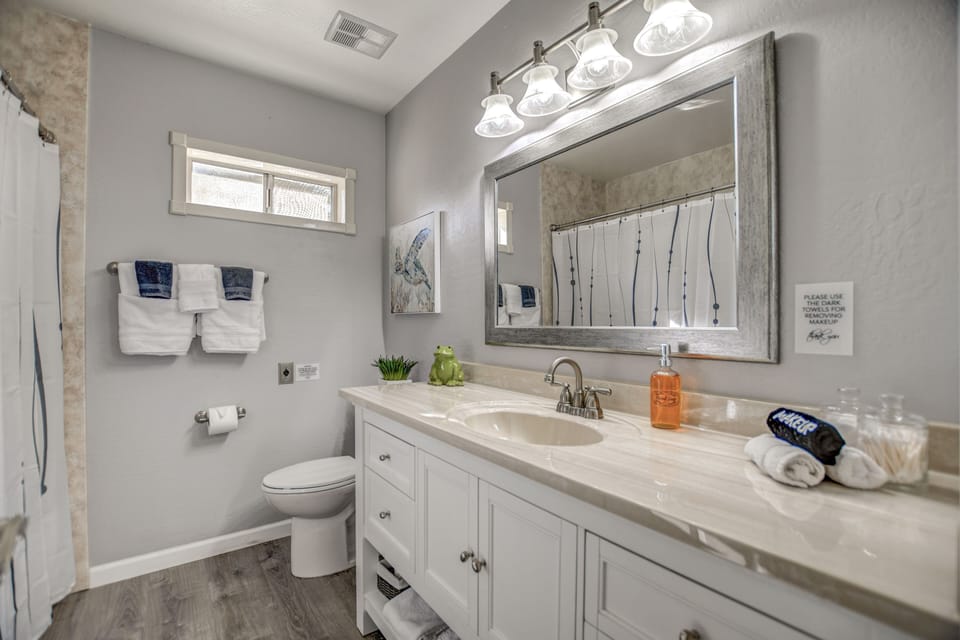 Guest Restroom 