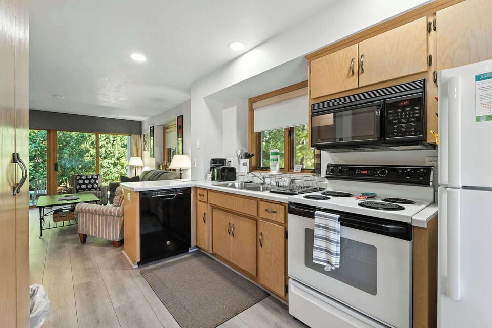 Full kitchen to prepare meals