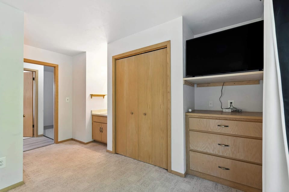 Sink and TV in the room!