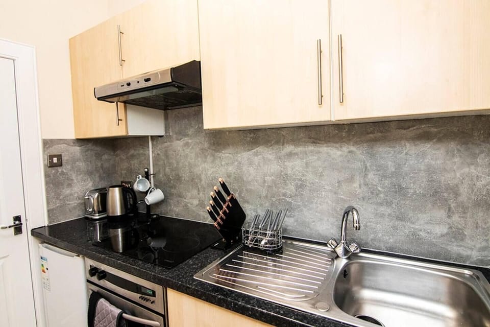 fully kitted Kitchen with cooker and washing machine 