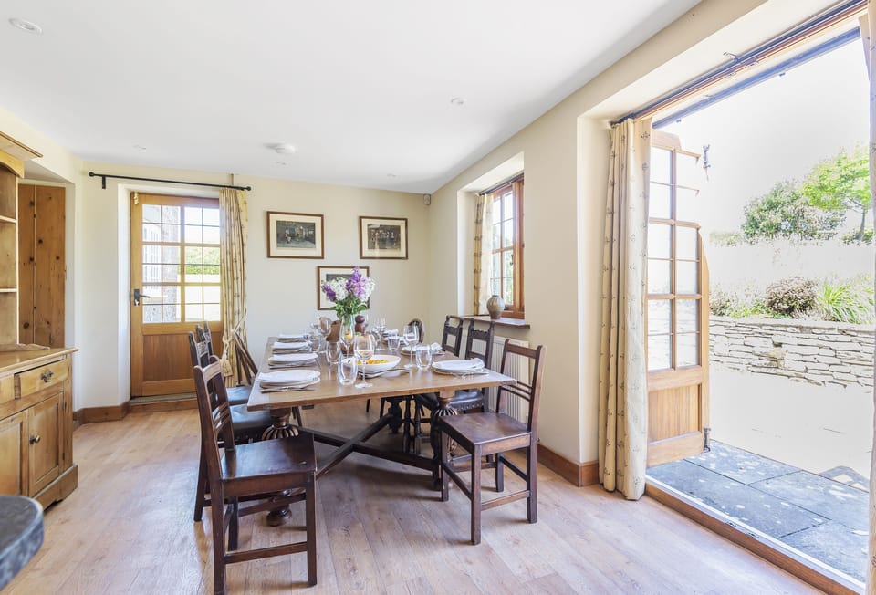 Creaky Cottage, Dorchester: The dining area with doors to the terrace