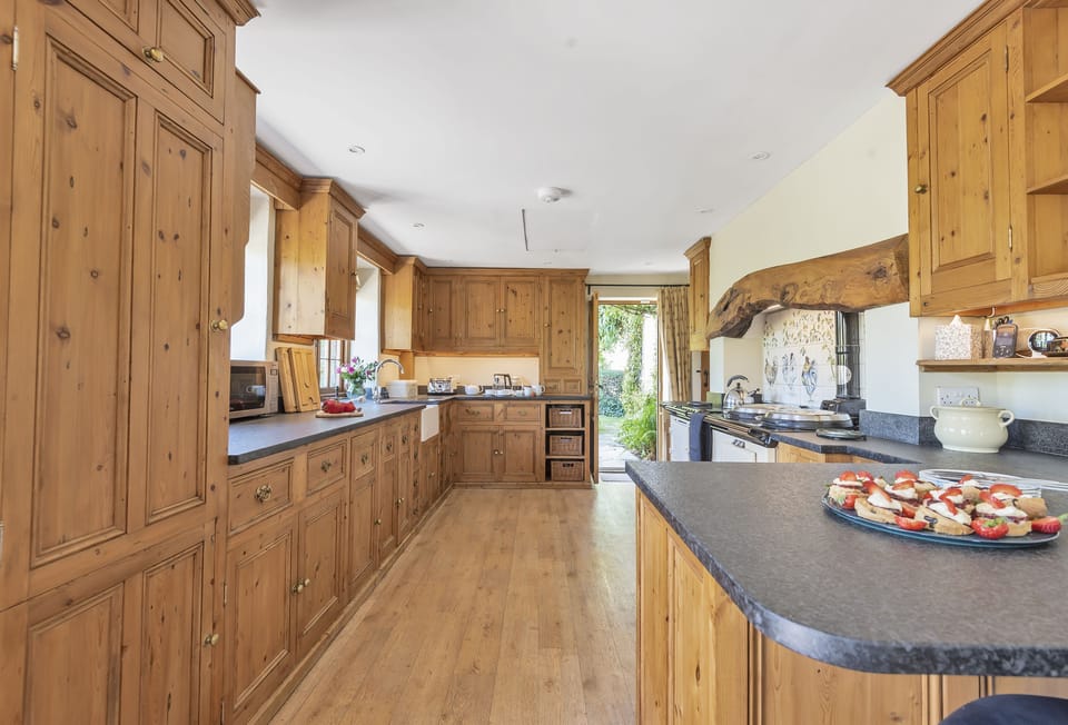 Creaky Cottage, Dorchester: The spacious cottage kitchen