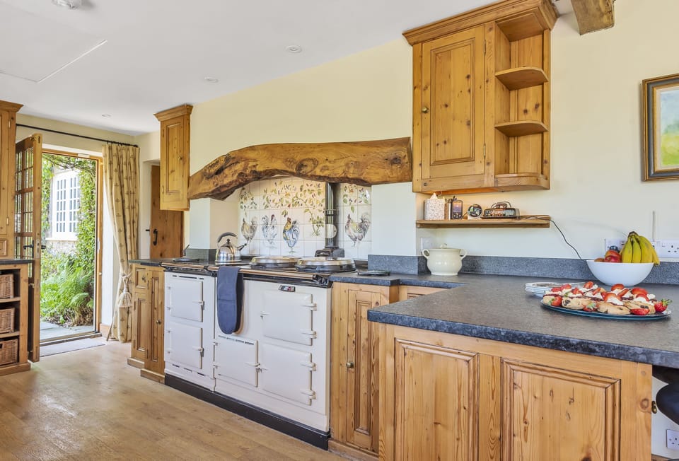 Creaky Cottage, Dorchester: The cottage kitchen with Aga