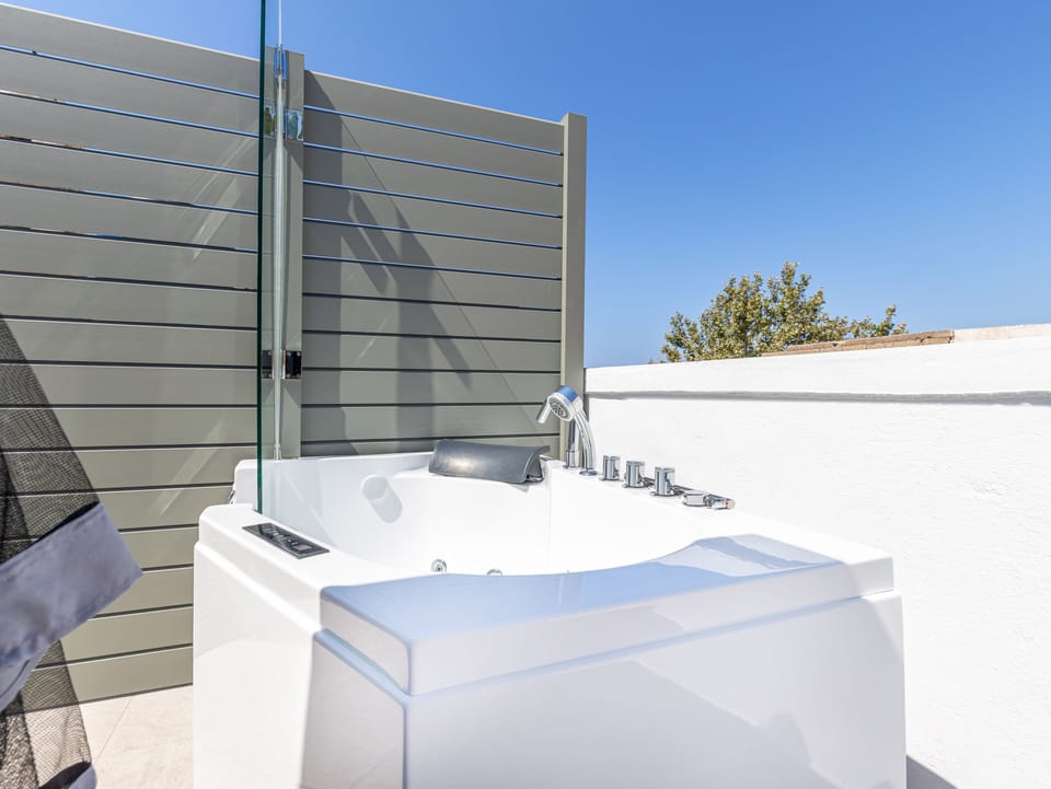  The Loft - Private Terrace Deluxe Suite | Jetted tub