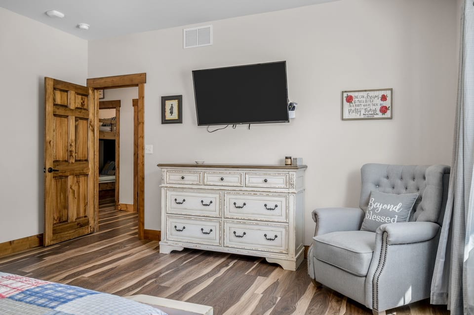 Anne Shirley room. King and queen bedrooms have 50" smart TVs.