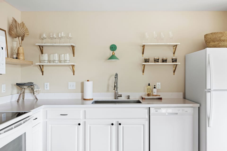 A light and bright Scottsdale kitchen—modern, airy, and minutes from WestWorld.
