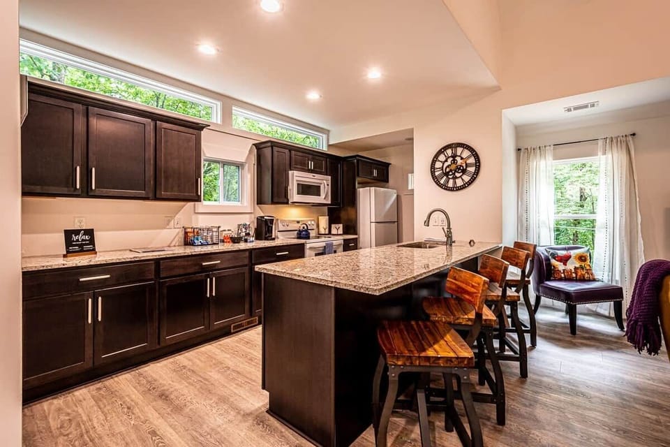 Fully equipped Kitchen!
Keurig, tea kettle, toaster, blender, pots, pans, cookie sheet, ice bucket, mixing bowls, wine glasses (very important!) place settings, cutlery, utensils...