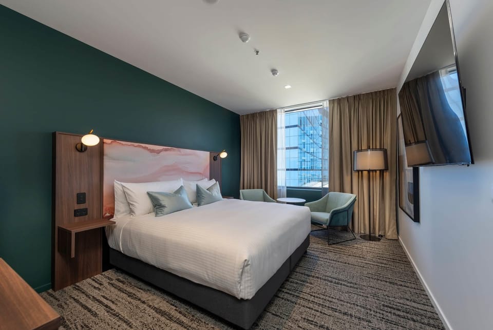 Deluxe King Room | In-room safe, soundproofing, bed sheets