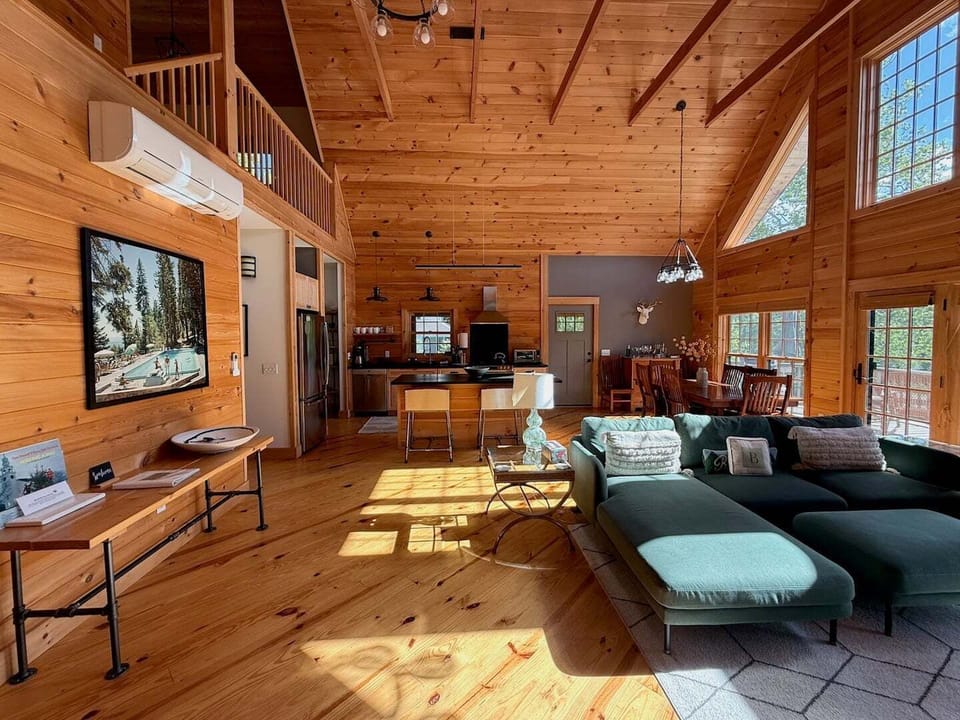 Conway Post and Beam, full of light