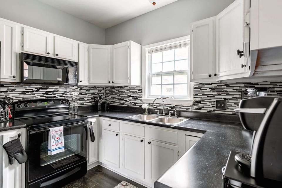 This fully equipped kitchen is everyone's dream, ready for culinary adventures!
