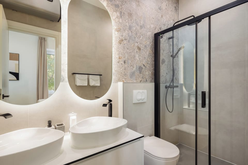 Luxury Double or Twin Room | Bathroom | Shower, hair dryer, towels, toilet paper