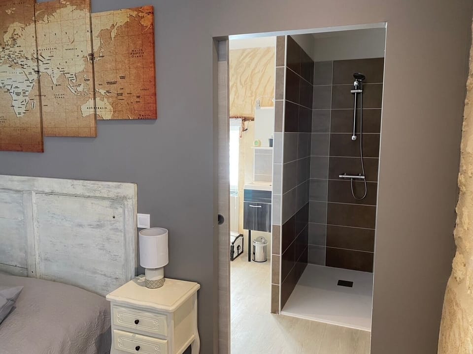 Planisphere | Bathroom | Shower, free toiletries, hair dryer, towels