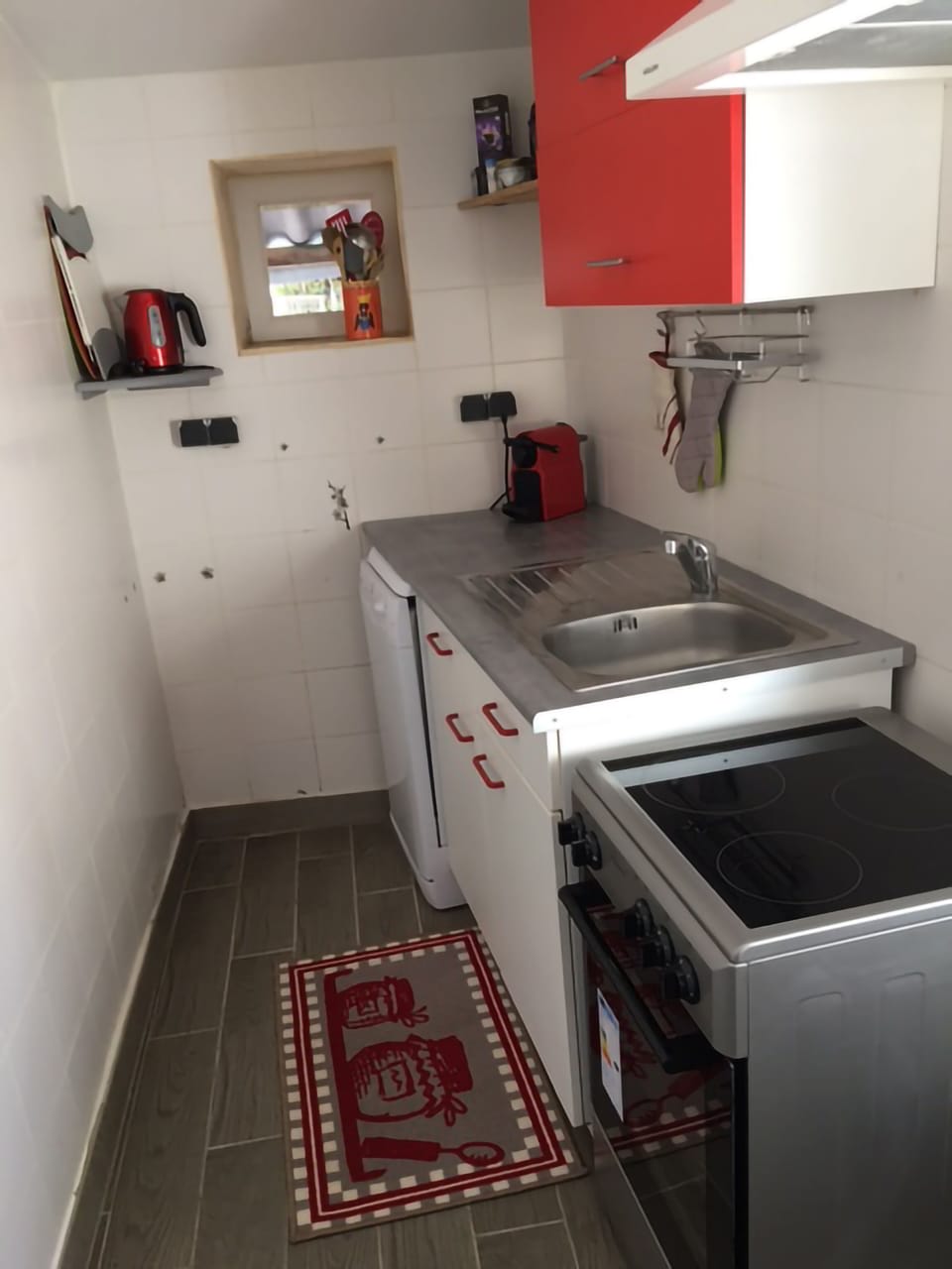 Classic Studio, 1 Queen Bed | Private kitchen | Oven, toaster, highchair