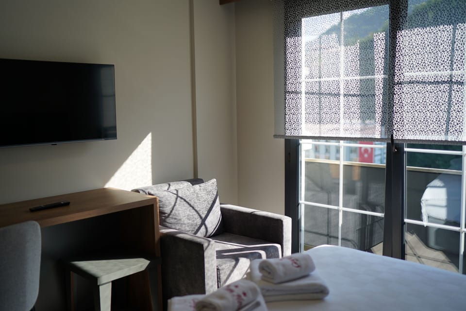 Standard Room | Minibar, in-room safe, laptop workspace, soundproofing
