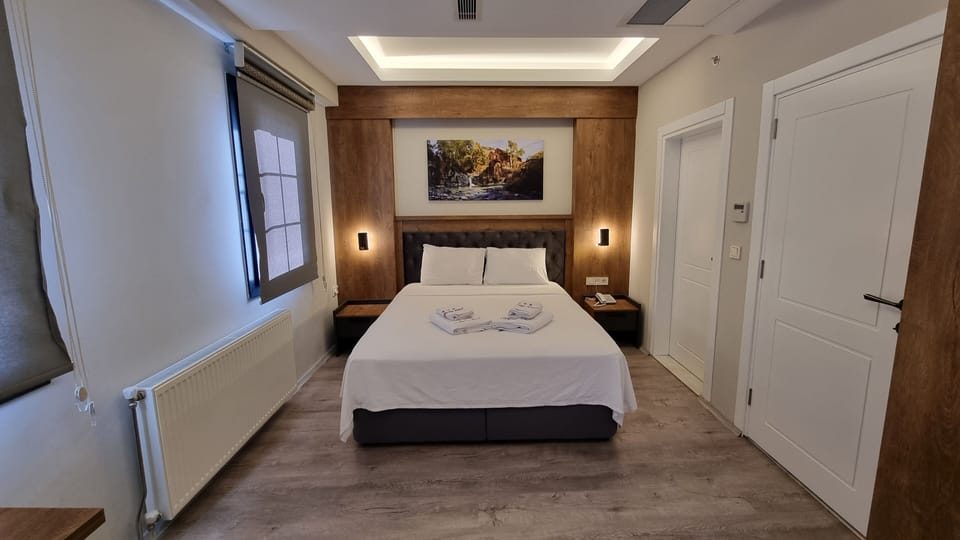 Family Suite | Minibar, in-room safe, laptop workspace, soundproofing