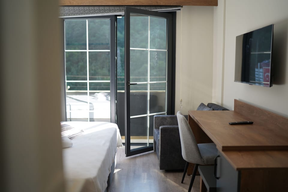 Standard Room | Minibar, in-room safe, laptop workspace, soundproofing