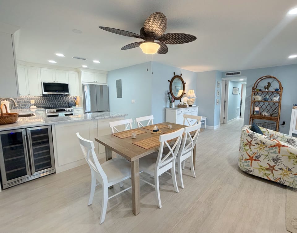 Open concept living, dining, and kitchen once you enter into thi - Open concept living, dining, and kitchen once you enter into this ground floor condo!