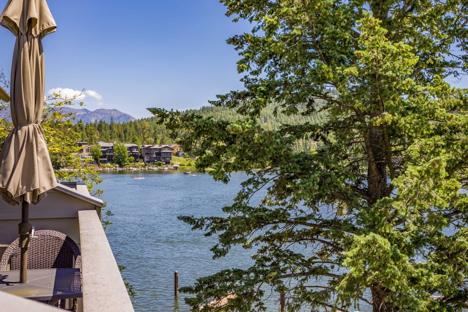 Views of the lake from the balcony | Exterior