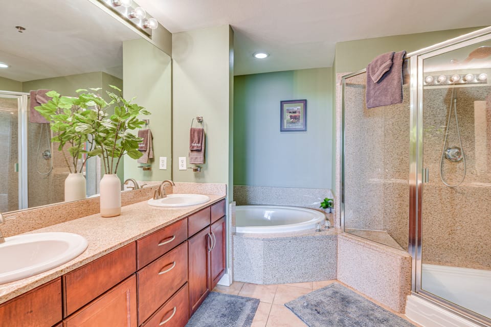 Full Bathroom | Towels Provided | Complimentary Toiletries