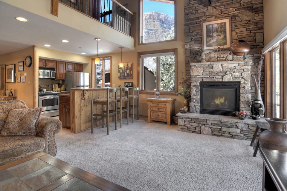 Cozy Fireplace, Kitchen Bar Seating