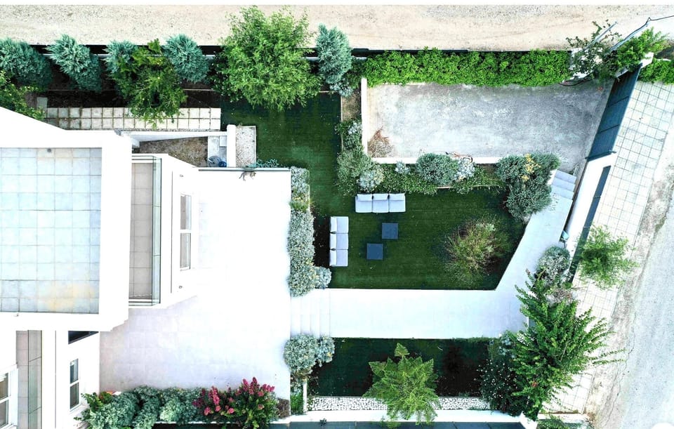 Villa/garden/patio/driveway/ fully fenced/ private