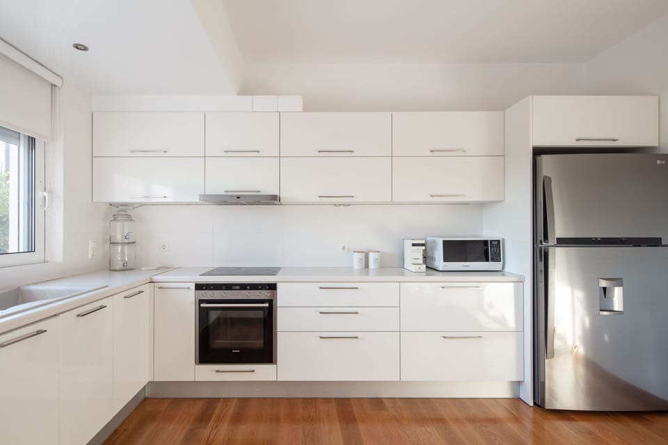 Modern fully equipped kitchen/ dishwasher/ large refrigerator freezer
