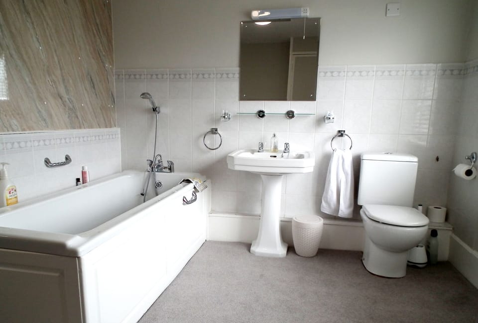 Deluxe Double or Twin Room, Garden View | Bathroom