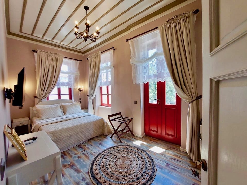 Deluxe Room | Minibar, in-room safe, free WiFi, bed sheets