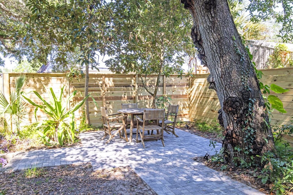Dining for four, under a large oak and two loquat trees. (Enjoy their fruit!)