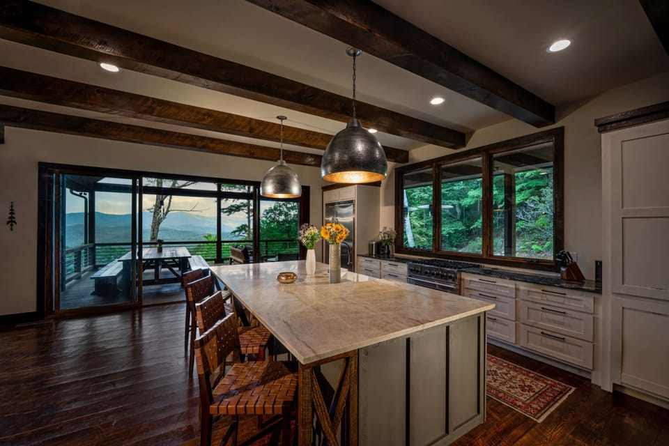 Gorgeous fully stocked kitchen