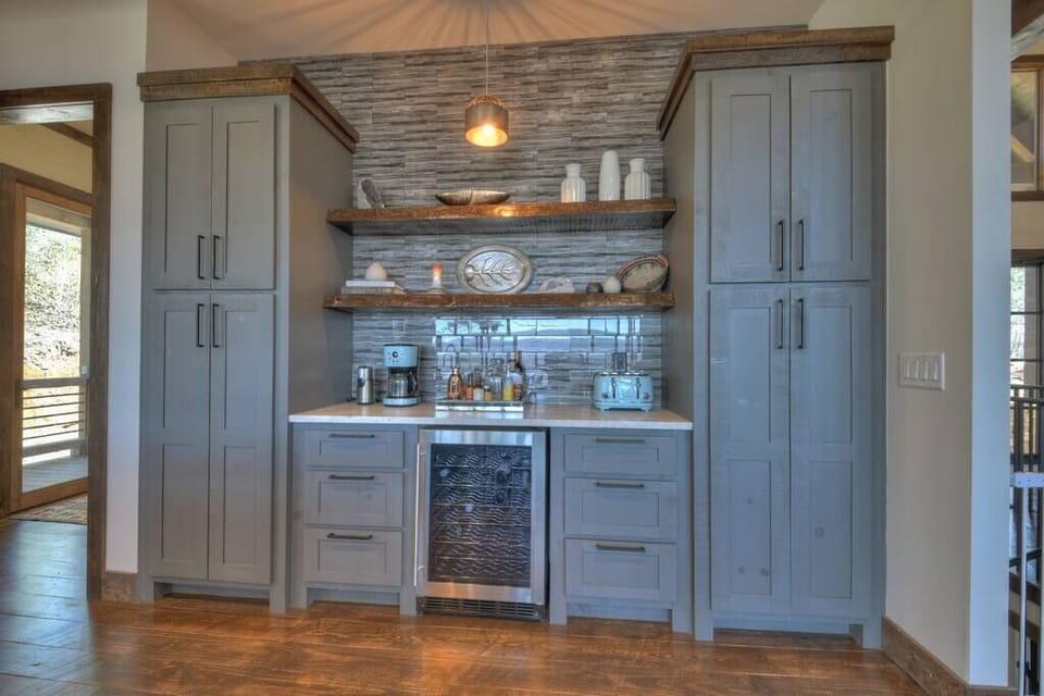 Gorgeous fully stocked kitchen