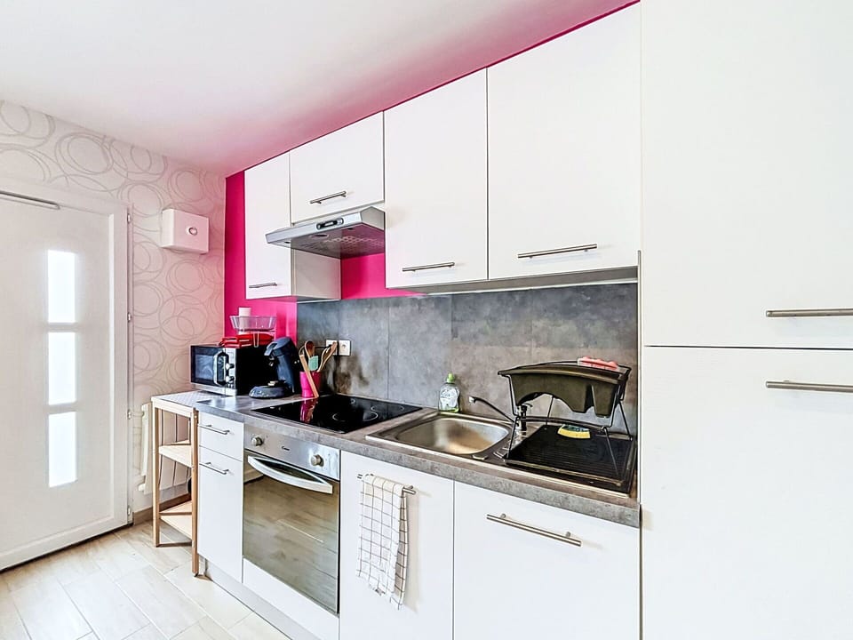 Kitchen Appliance, Kitchen, Major Appliance, Countertop, Interior Design, Furniture, Cabinetry, Home Appliance, Flooring, Home