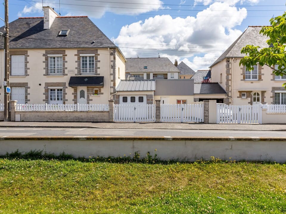 Cloud, Sky, Window, Building, Plant, Land Lot, House, Tree, Neighbourhood, Residential Area