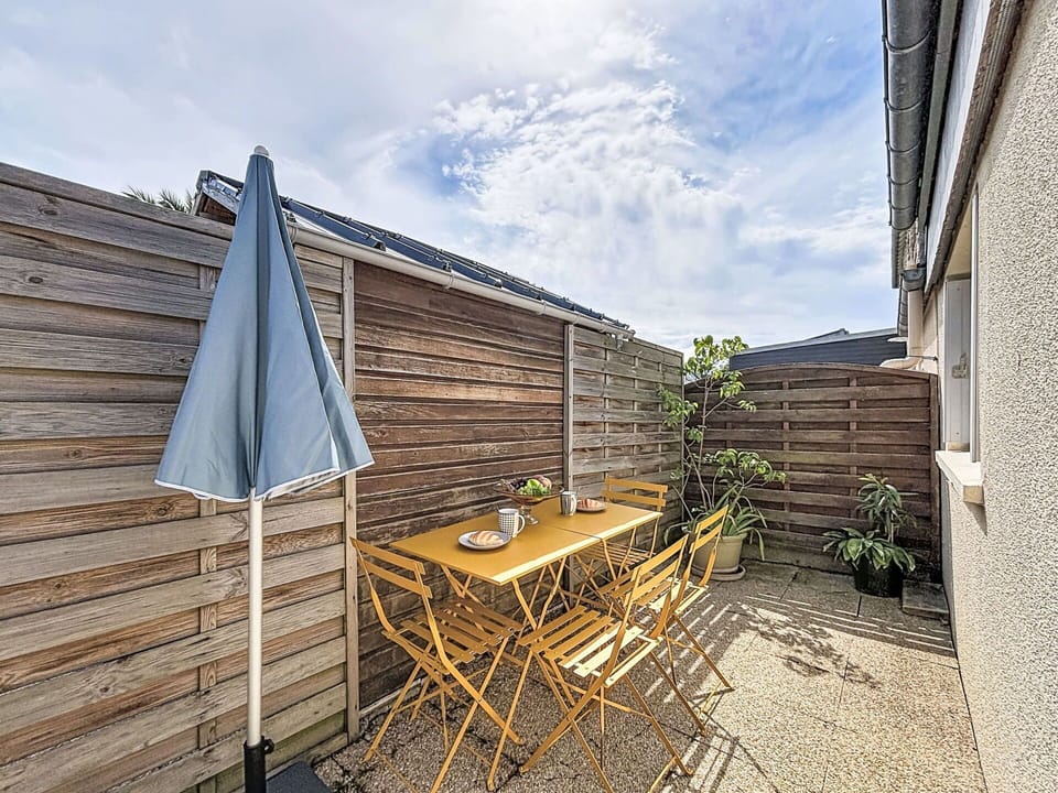 Wood, Outdoor Furniture, Furniture, Composite Material, Outdoor Table, Flowerpot, Chair, Hardwood, Plank, Wood Stain