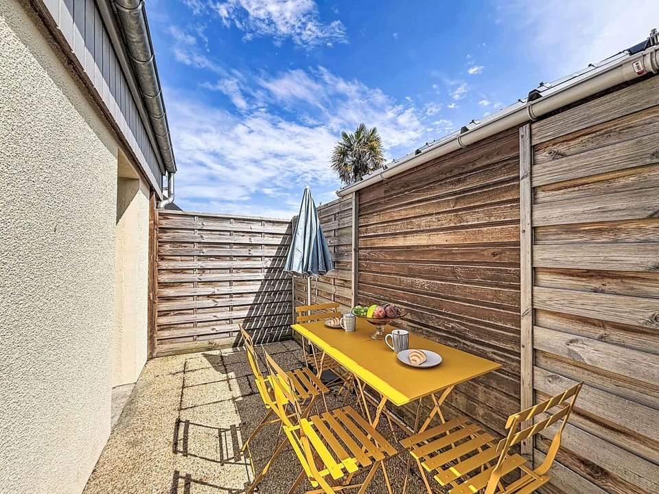 Outdoor Furniture, Plank, Hardwood, Wood Stain, Deck, Wood Flooring, Balcony, Eco Hotel, Fence, Houseplant