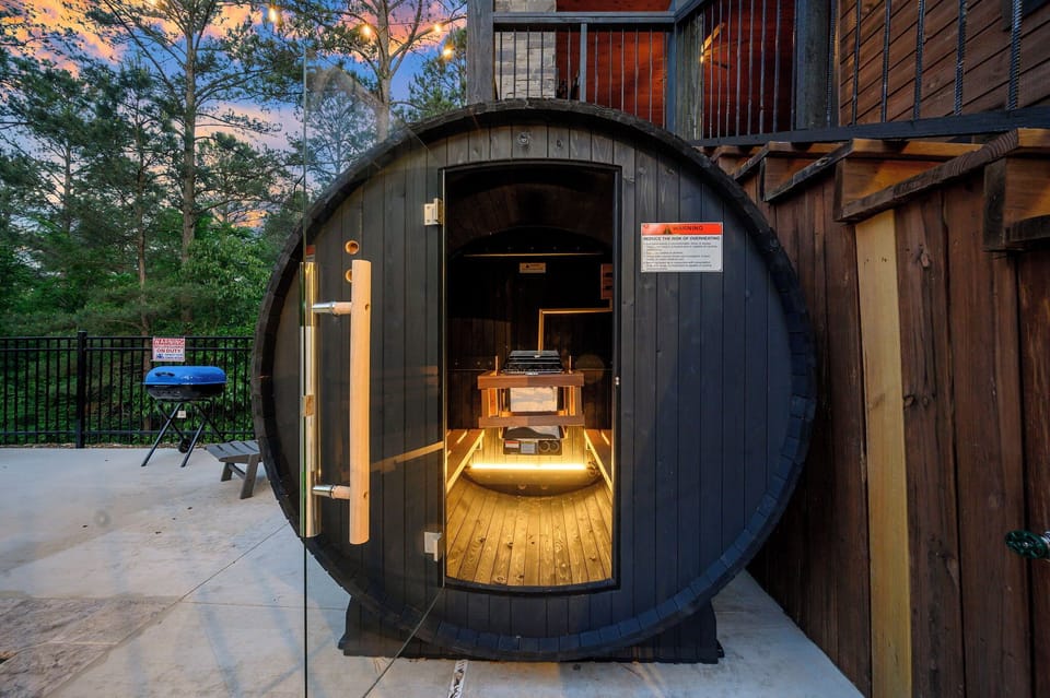 Relaxation Retreat: Unwind in the sauna with nature views and a tranquil ambiance!