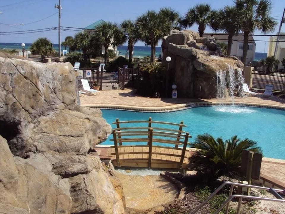 Pool w/ Waterfall