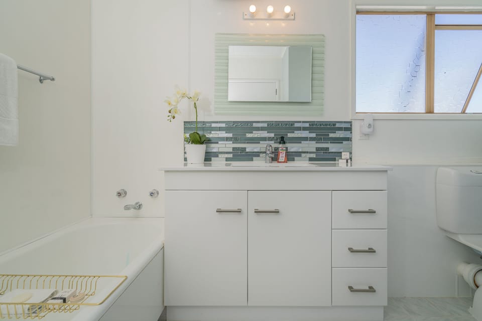 Manu Moana | Bathroom | Shower, free toiletries, hair dryer, towels