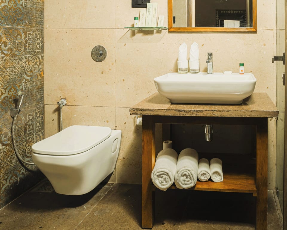 Deluxe Room | Bathroom | Shower, rainfall showerhead, free toiletries