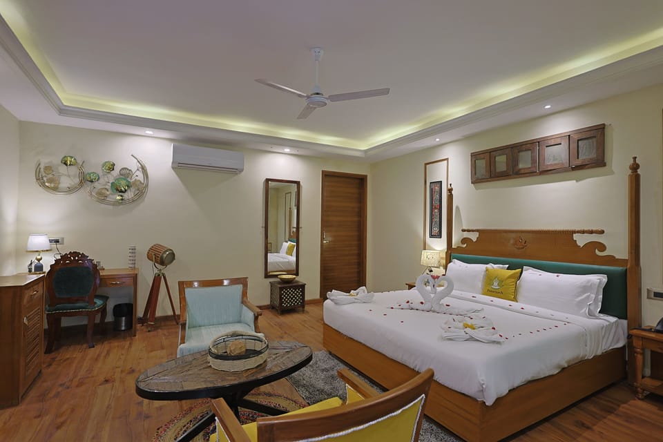 Deluxe Room | Minibar, in-room safe, individually decorated, individually furnished