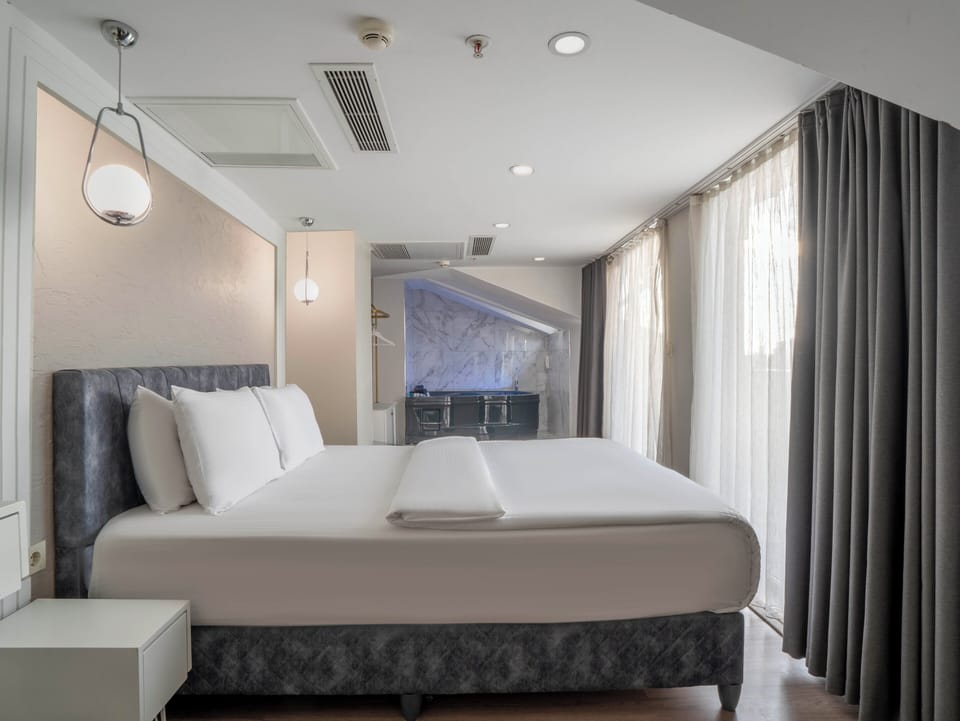 Premium Room, City View | Egyptian cotton sheets, premium bedding, memory foam beds, minibar
