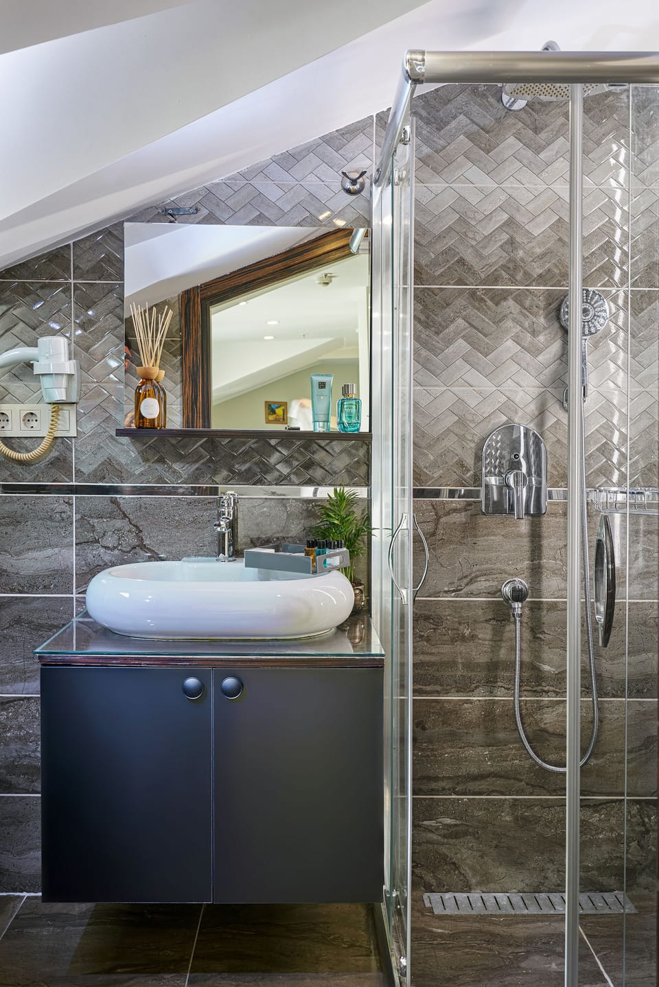 Shower, rainfall showerhead, free toiletries, hair dryer