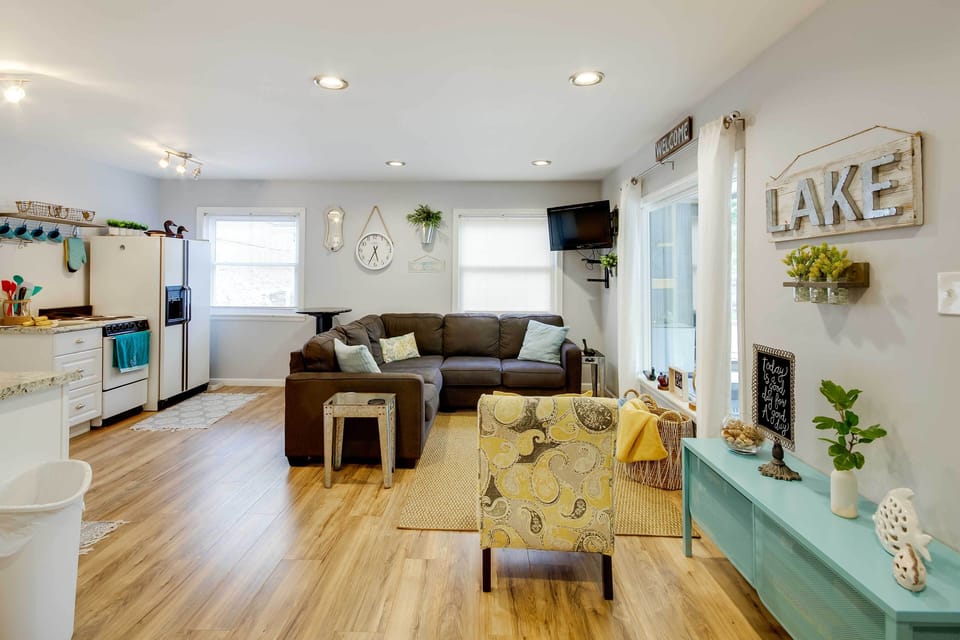 Living Room | Smart TV | Central A/C | Single-Story Home