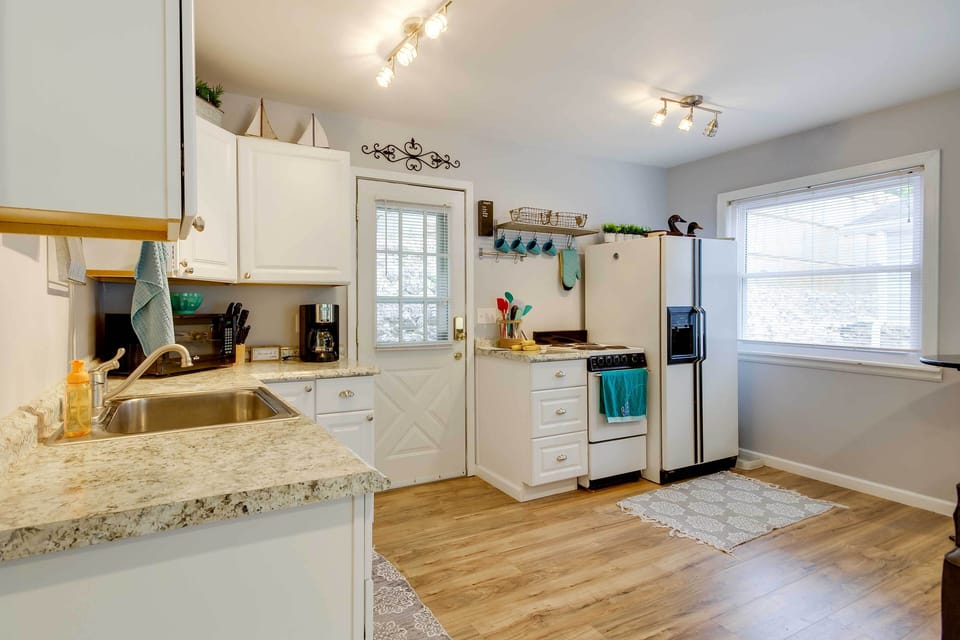Kitchen | Well-Equipped | Coffee Maker | Toaster | Cooking Basics