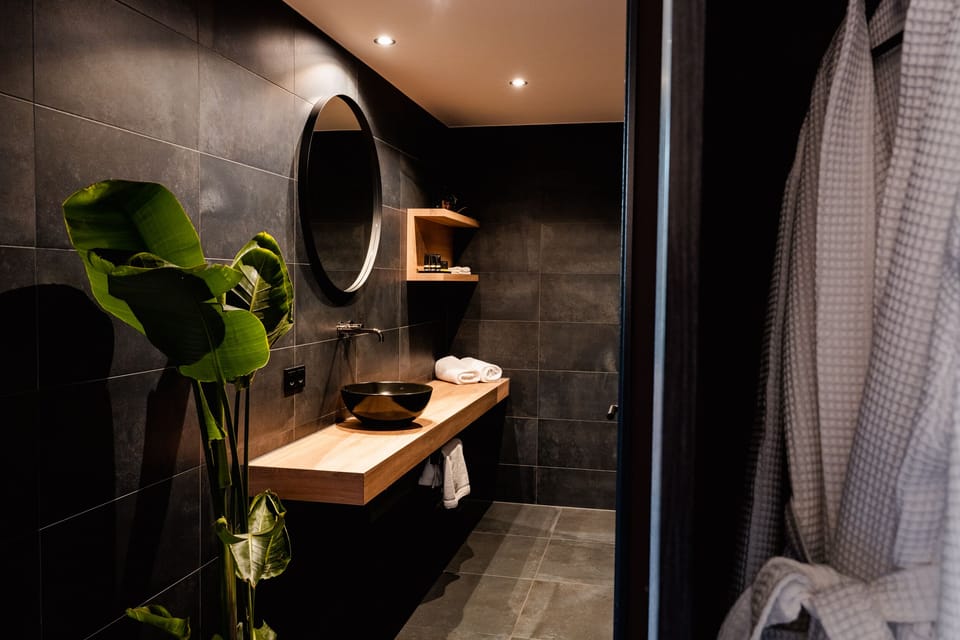 Comfort Double Room | Bathroom | Shower, rainfall showerhead, free toiletries, hair dryer