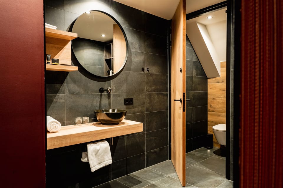 Comfort Double Room | Bathroom | Shower, rainfall showerhead, free toiletries, hair dryer