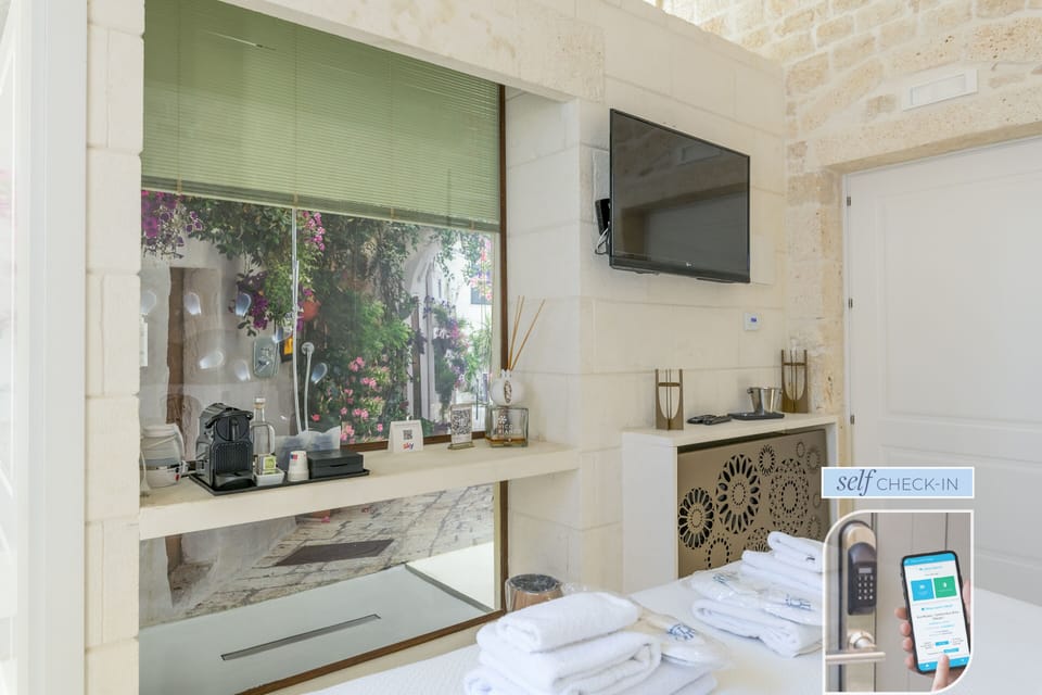 Deluxe Room, 1 Bedroom | Frette Italian sheets, premium bedding, down comforters, minibar